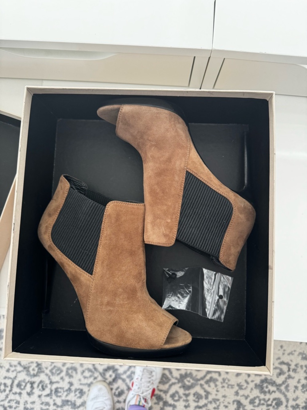 NIB Burberry Harbourne Suede Peep Toe Ankle Boots EU 39 Walnut Brown - Picture 2 of 11